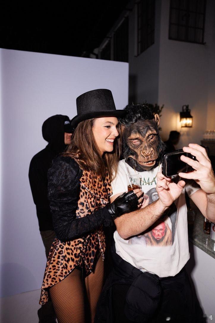 小李子与女友共度万圣节莱昂纳多·迪卡普里奥 当地时间上周五，“小李子”莱昂纳多·