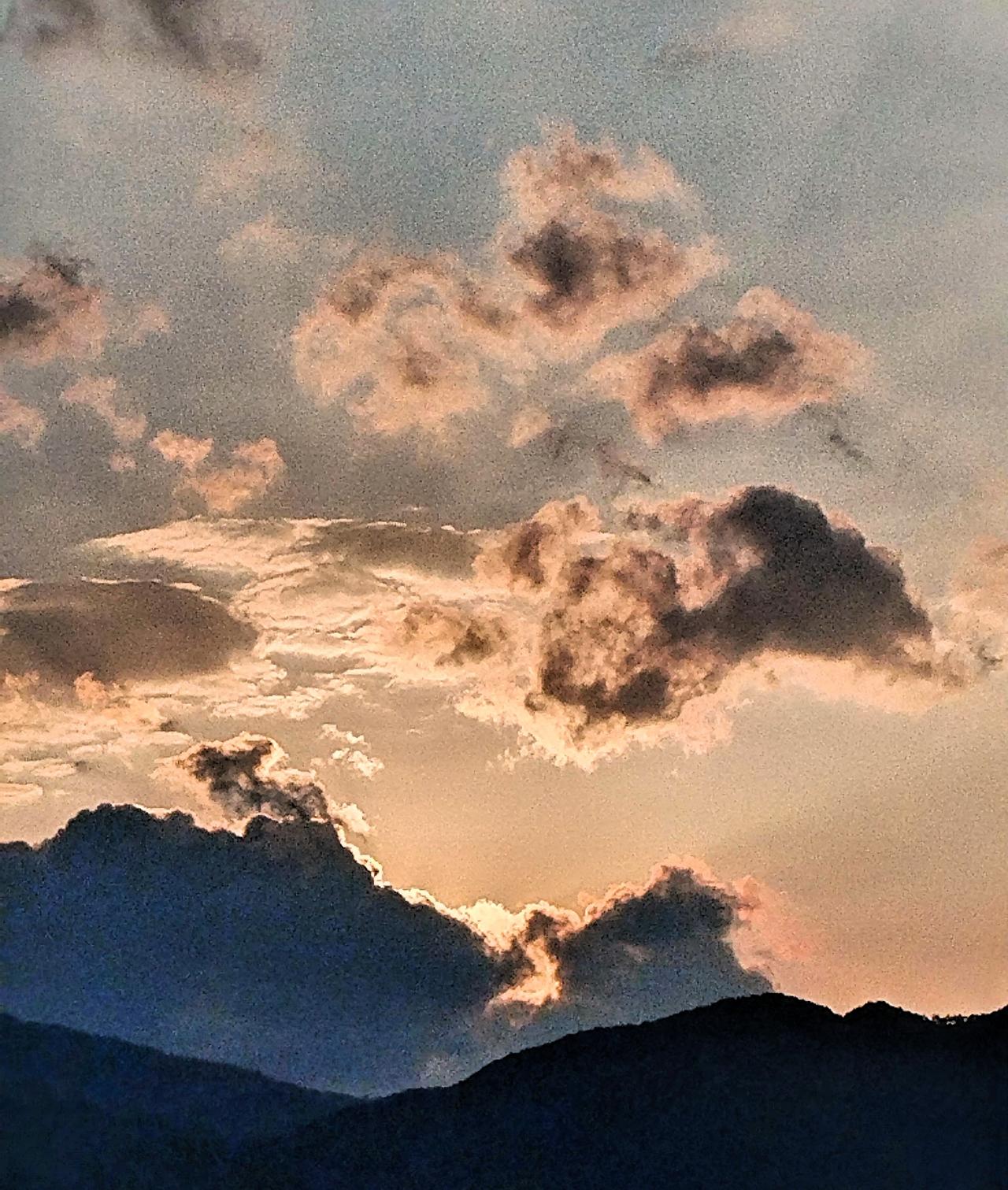 夕阳渐渐西沉，云朵被晚霞所浸染。那绚丽的晚霞宛如被打翻的调色盘，毫无拘束地在天空