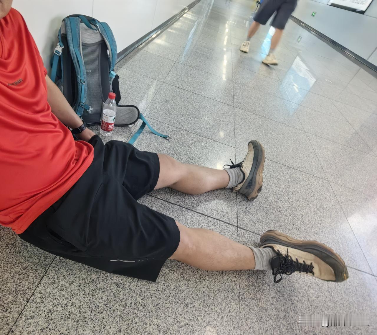 实在累得够呛，我也顾不上什么形象了，怎么舒服就怎么坐。
     早前约了位朋友