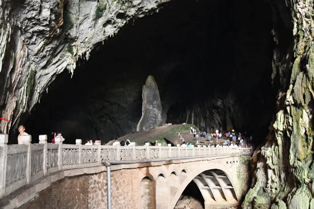 肇庆怀集藏着多处夏日避暑旅游地 炎炎夏日，位于肇庆市怀集县，就藏着许多浑 然 天
