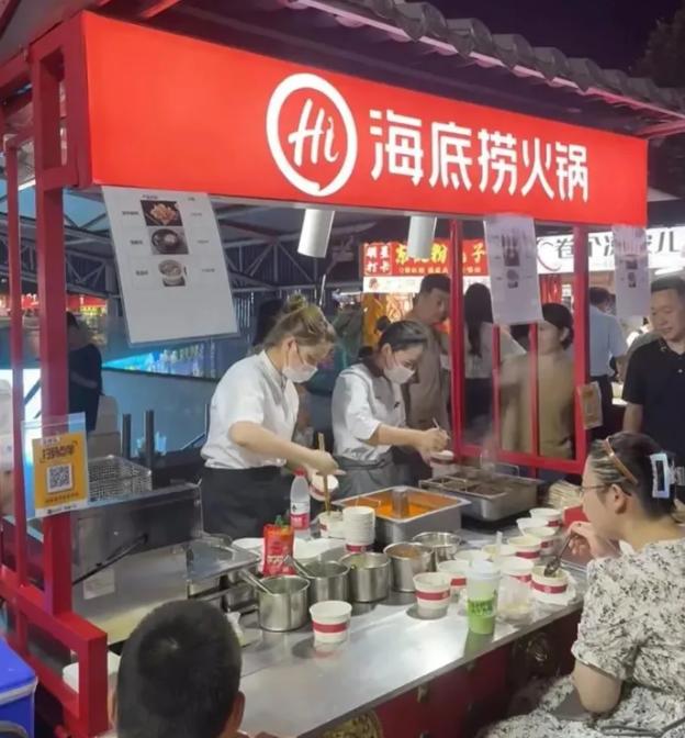 海底捞开始夜市摆摊，全国不止一家，均为自营，暂未开放加盟
所以，一些事不要只看数