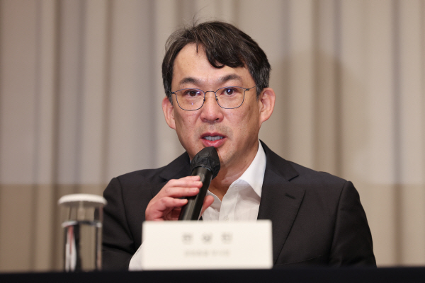 【韩国新世界集团公布星巴克"坦克日"调查进展：员工否认故意，称文案参考生成式AI