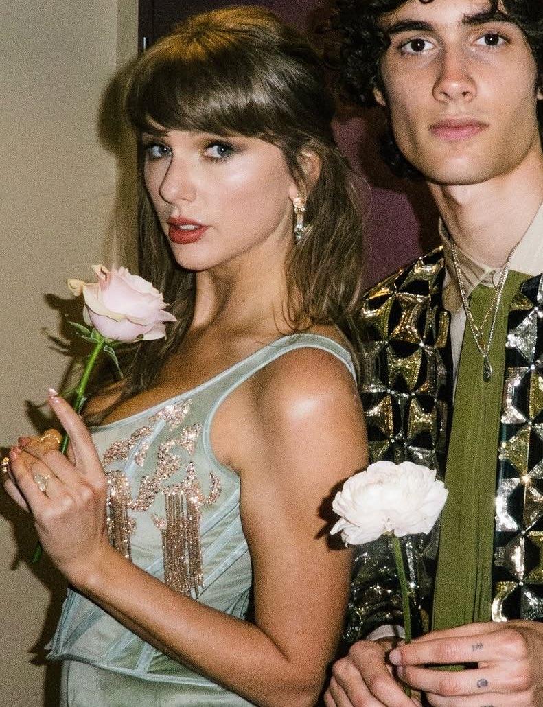 🚨 Sombr 分享了一张与 Taylor Swift 在 iHeart Aw