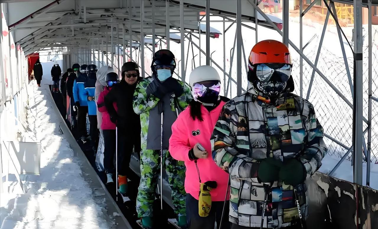 吉林市，男子准备滑雪，当天早上花85元买了一份保险，4小时后，他在雪场突然猝死！