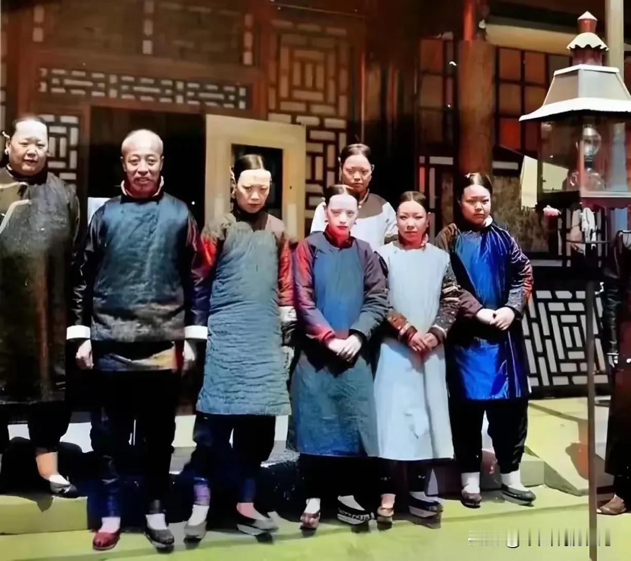 在清朝那会啊，地主家里可热闹啦！大老婆那可是威风凛凛，优势大大的。人家是正儿八经