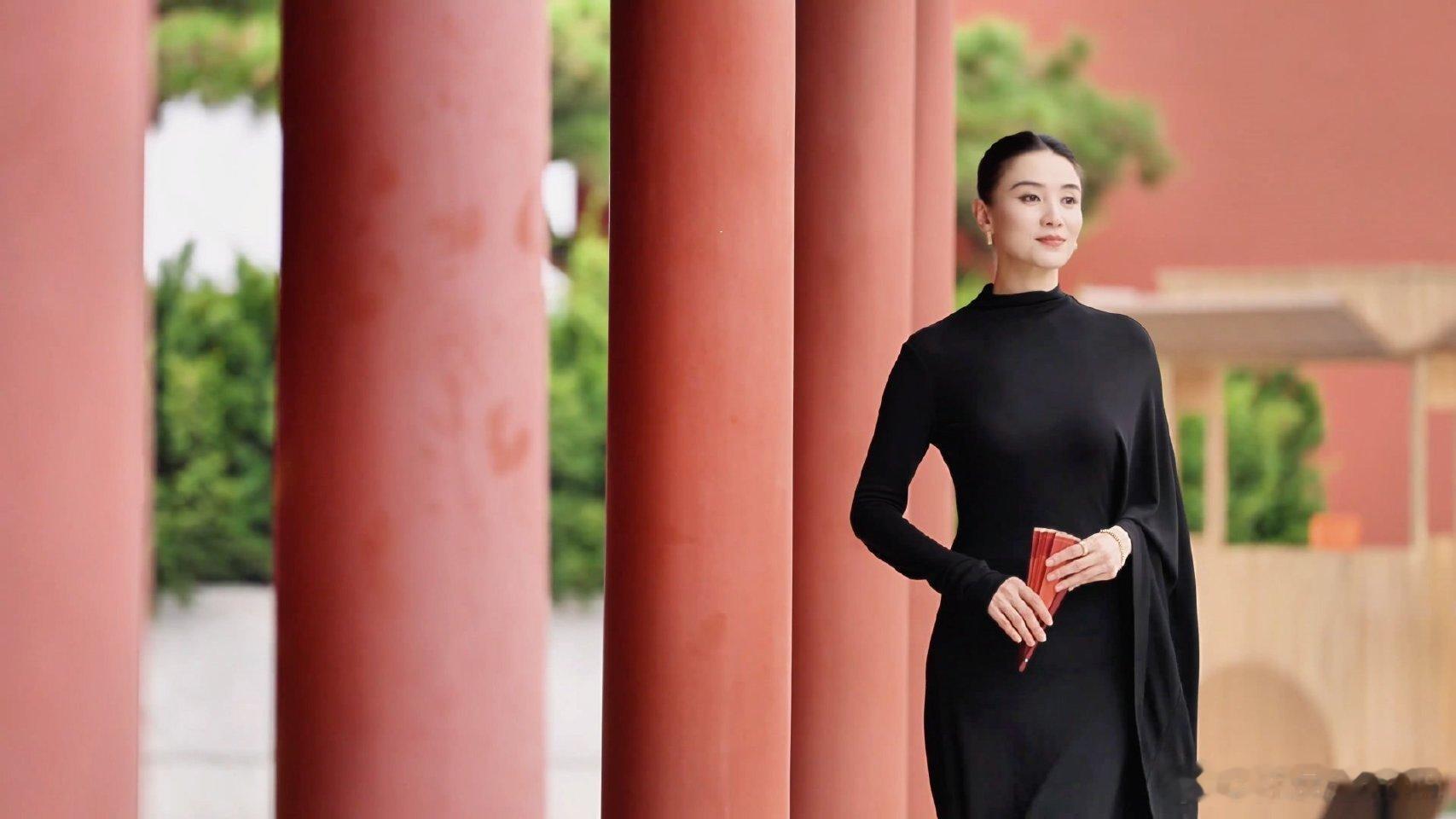 宋佳有种国泰民安的美 立挺西装勾勒出飒爽轮廓，利落盘发彰显从容气质，当宋佳说起热
