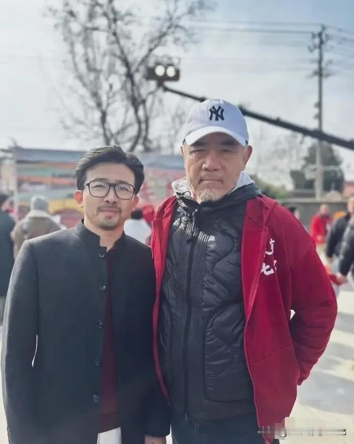 这些老牌一点的男演员虽然有胡子，头发也花白了不少，但他们都各自有特点，特别是穿红