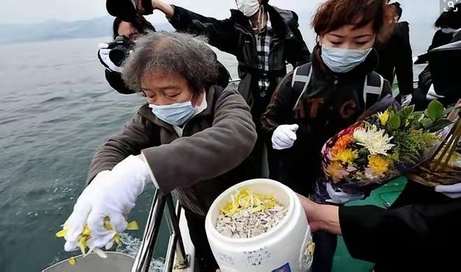 原本我以为海葬不用钱，只要随便在海岸或者海上，把骨灰撒出去就行，没想到，弄一次海