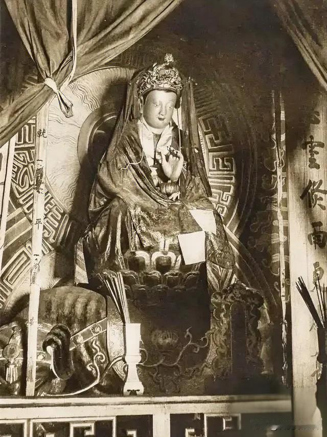 百年前的最后一眼：这尊普贤像，再也见不到了
 
这张黑白照片里，普贤菩萨低眉垂目