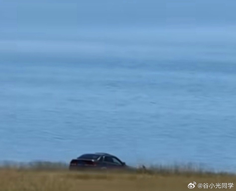 下车忘拉手刹车溜进赛里木湖这趟没白来，不仅自己感受到了风和自由，连车也自由了一把