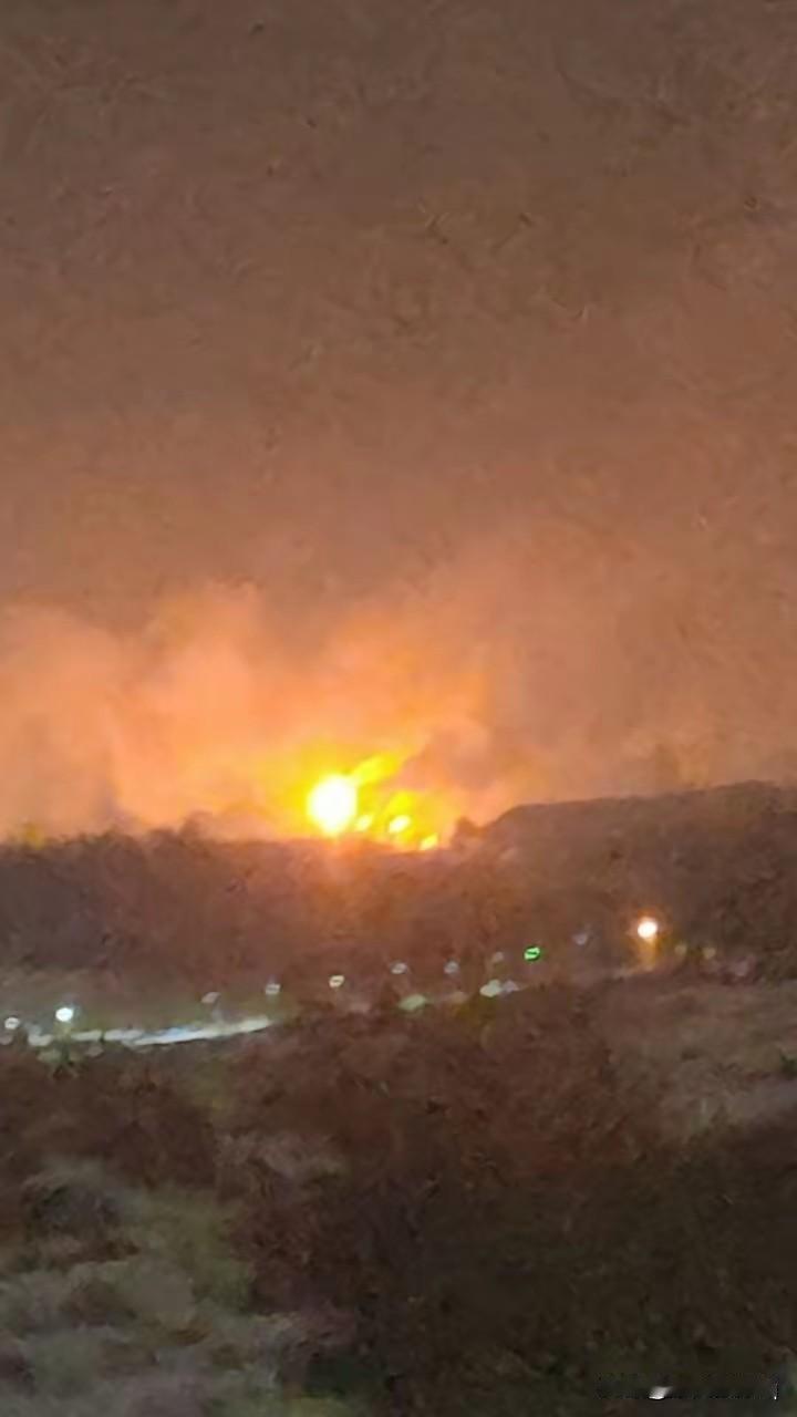 乌又干了一镖大的！
乌克兰军队在2月25日凌晨出动至少30架无人机，空袭了俄罗斯