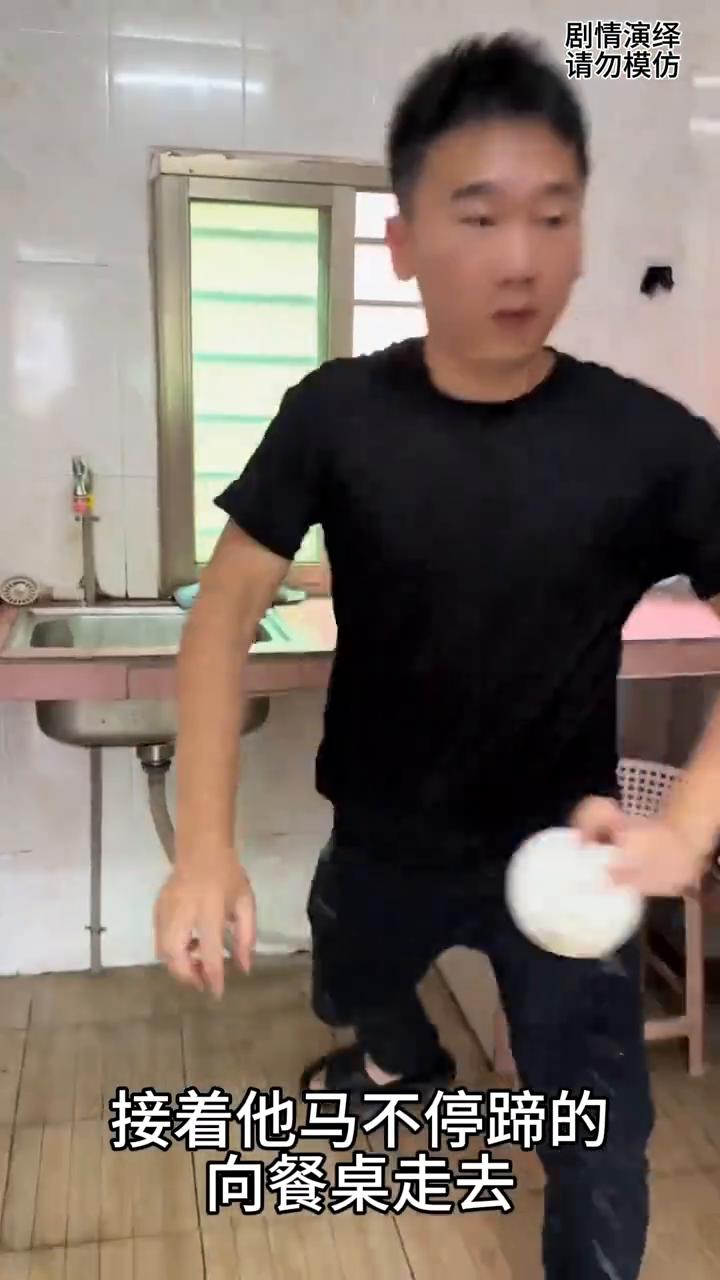 男子做了一锅面条和朋友吃，下一秒他来到餐桌一脸懵。
朋友几个来男子家吃饭，这时他