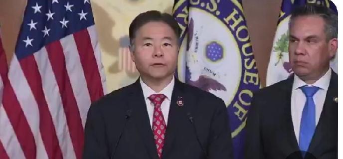 美国总统强奸儿童？
美国国会议员要求司法部调查特朗普："特朗普的名字在爱泼斯坦的