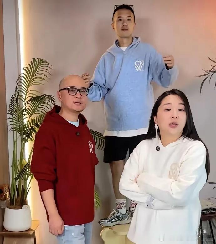 傅首尔成名后与老刘关系微妙，曾靠吐槽他走红，现却陷两难，其婚姻经济模式引争议。 