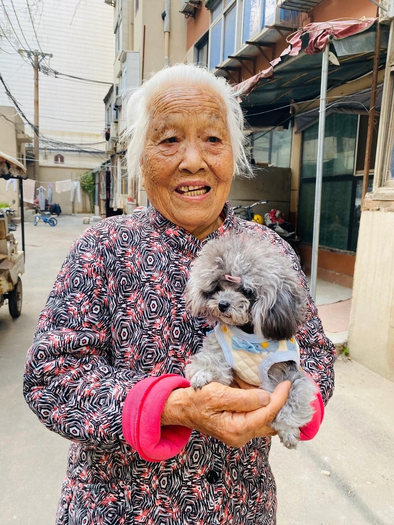 我姨妈今年71岁，每个月退休工资有5000块，家里养了三只泰迪。唯一的闺女10年