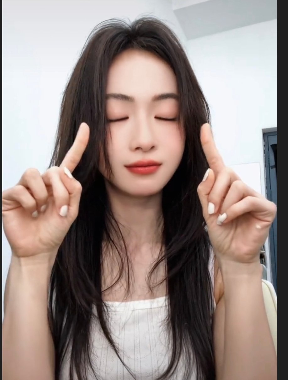 已成为吴谨言采访粉 听完吴谨言的采访彻底被圈粉，她活得格外通透。面对扛剧小花的标