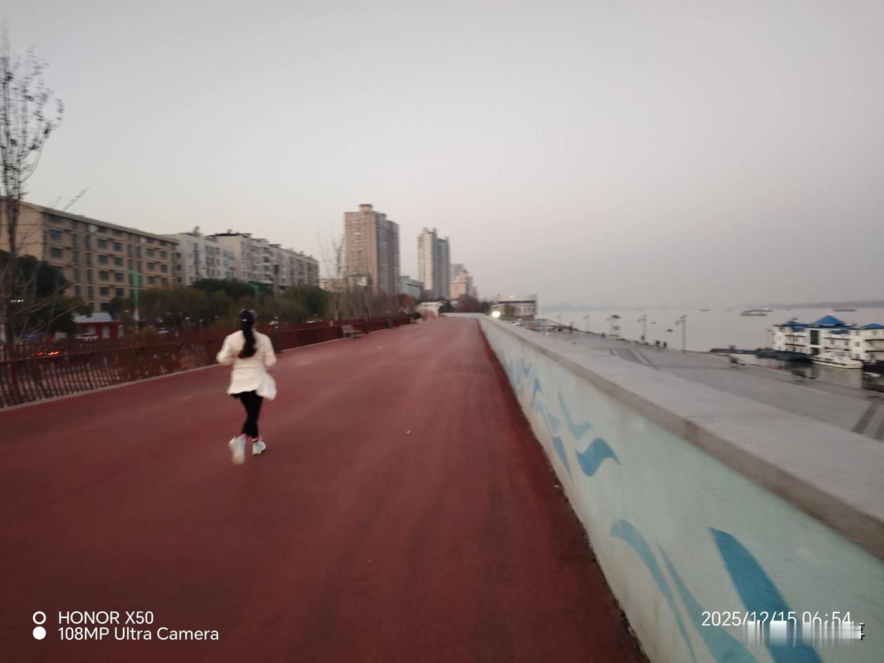 鸿蒙2025年度先锋体验长江岸边晨练“鸿蒙2025年度先锋体验”