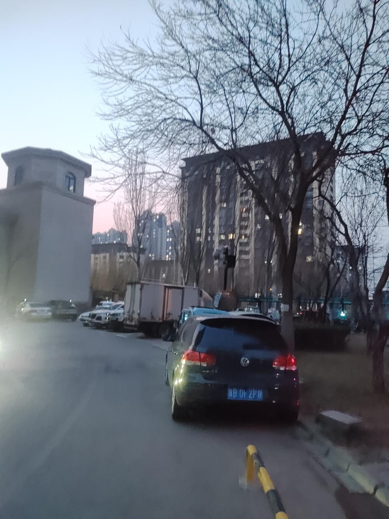 车影斜阳里，楼阁映黄昏。