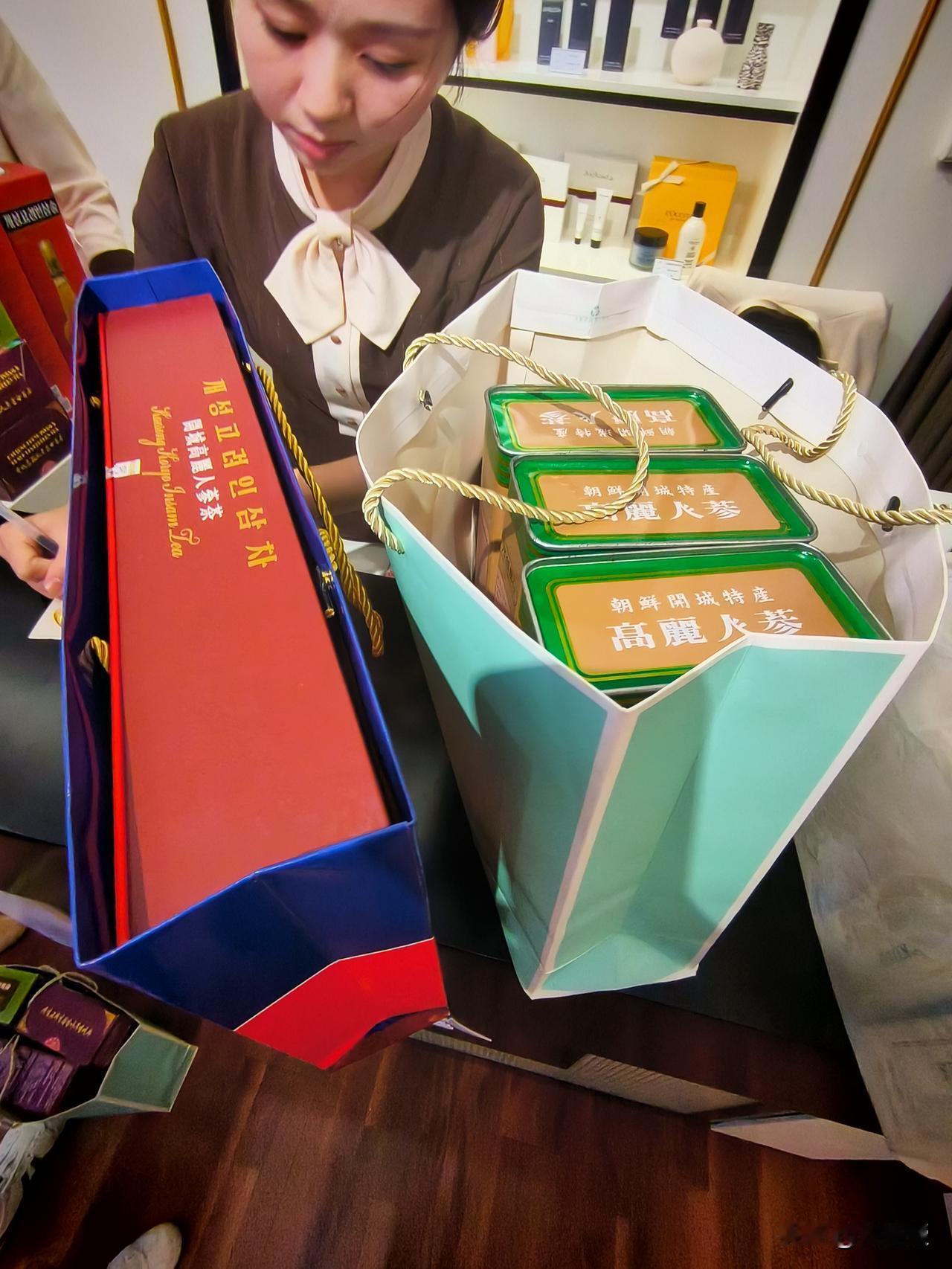 我为朝鲜经济发展做出了巨大的贡献[笑哭]在朝鲜买高丽参，最让我肉疼的不是人参，是