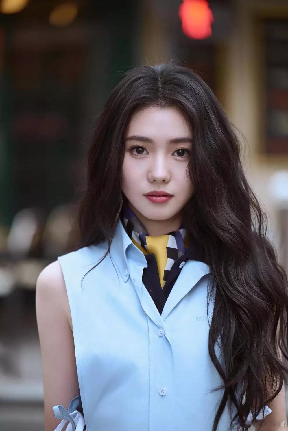 文亦娱乐刘浩存身着浅蓝无袖衬衫眉眼清澈 单手托腮清新灵动 