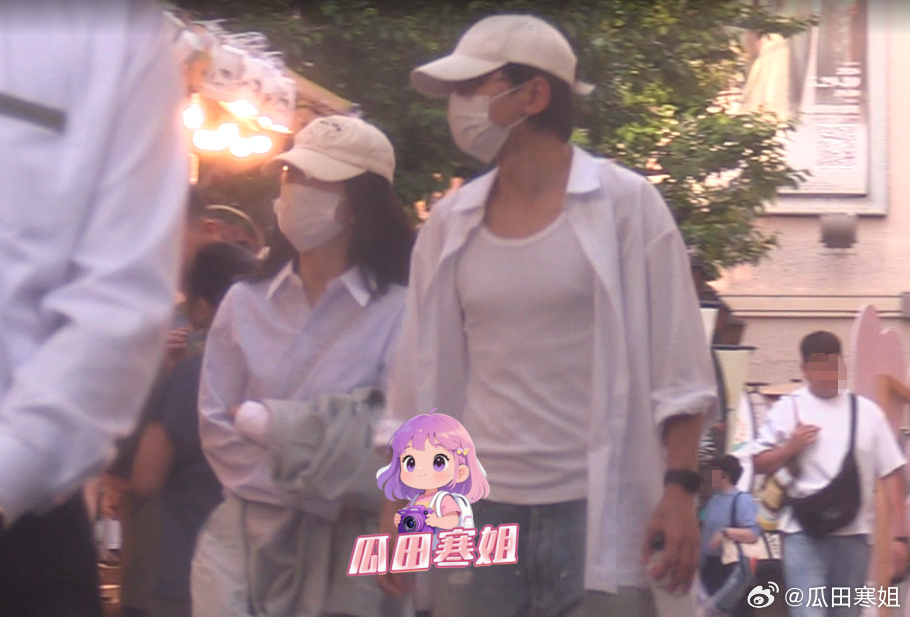 张杰谢娜带娃逛街吃饭张杰谢娜带小女儿逛街步行街偶遇张杰谢娜带娃，小咘芽提着纸袋跟