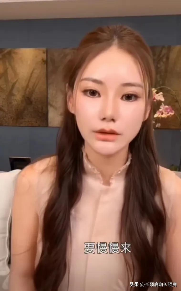 马筱梅在直播间回应网友的疑问，为什么不马上带两个孩子回北京生活。

马筱梅说其实