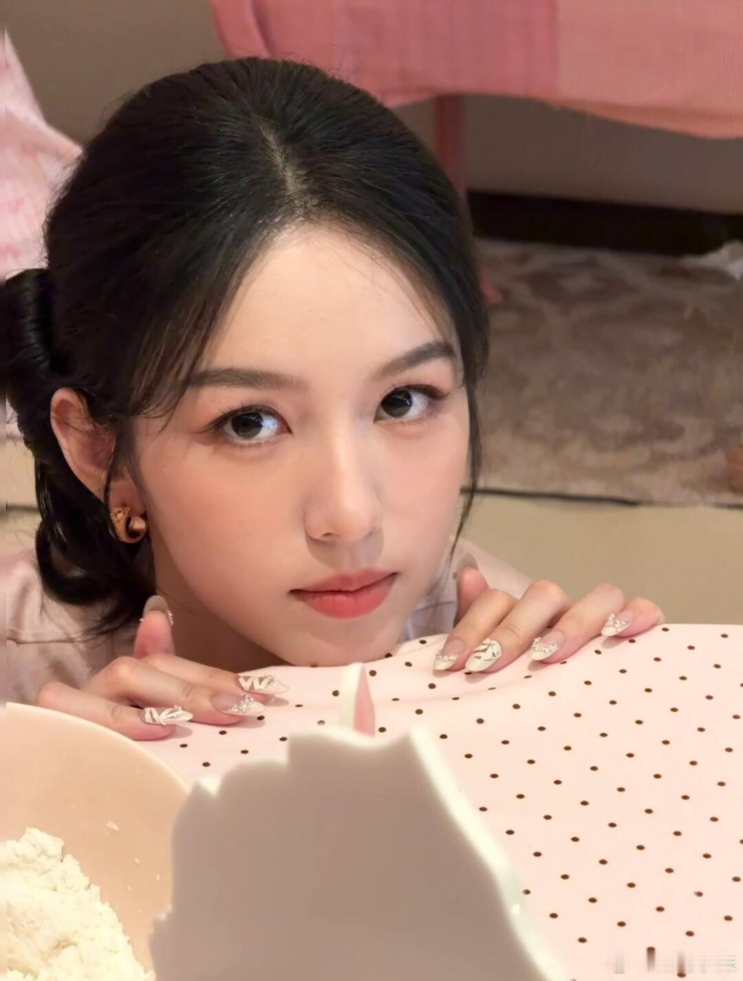 周也的美甲是芭蕾舞鞋周也造型本来就美了，她还配上芭蕾舞鞋美甲，这下更美了，芭蕾元