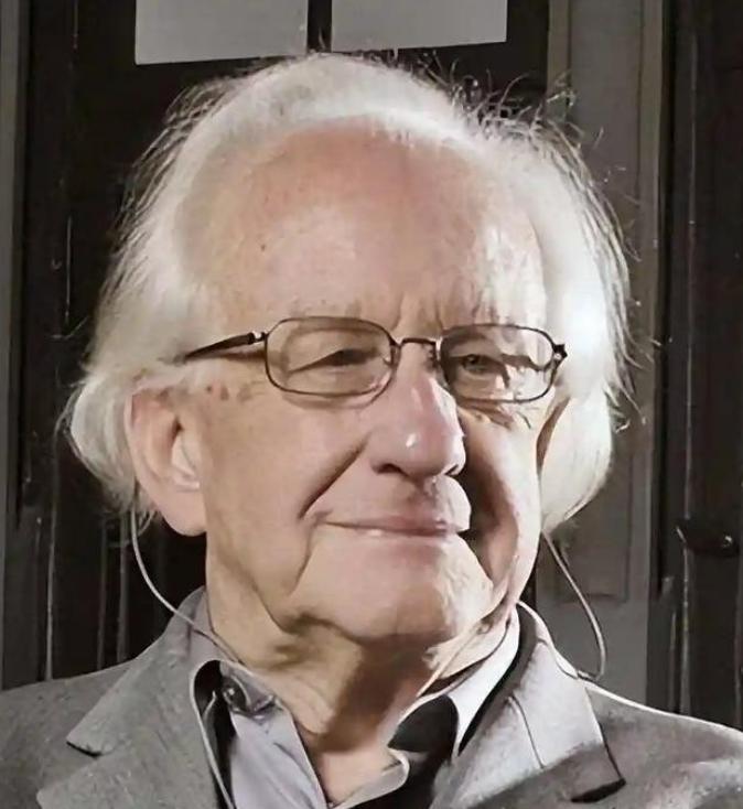 40 年前，他预言苏联十年后必亡，20 年后他再次预言，美国必然会在 2025 
