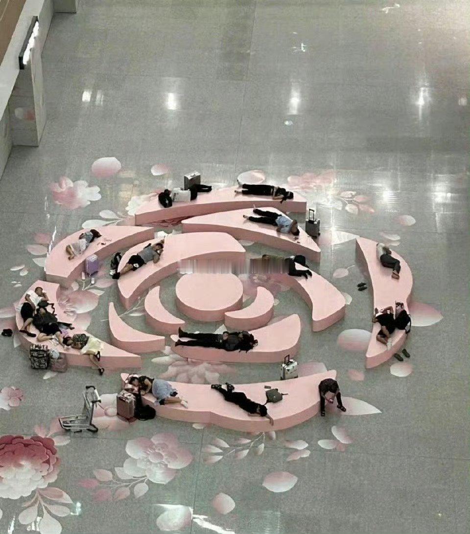 重庆江北机场算是唯一一个能让游客躺着休息的机场了 