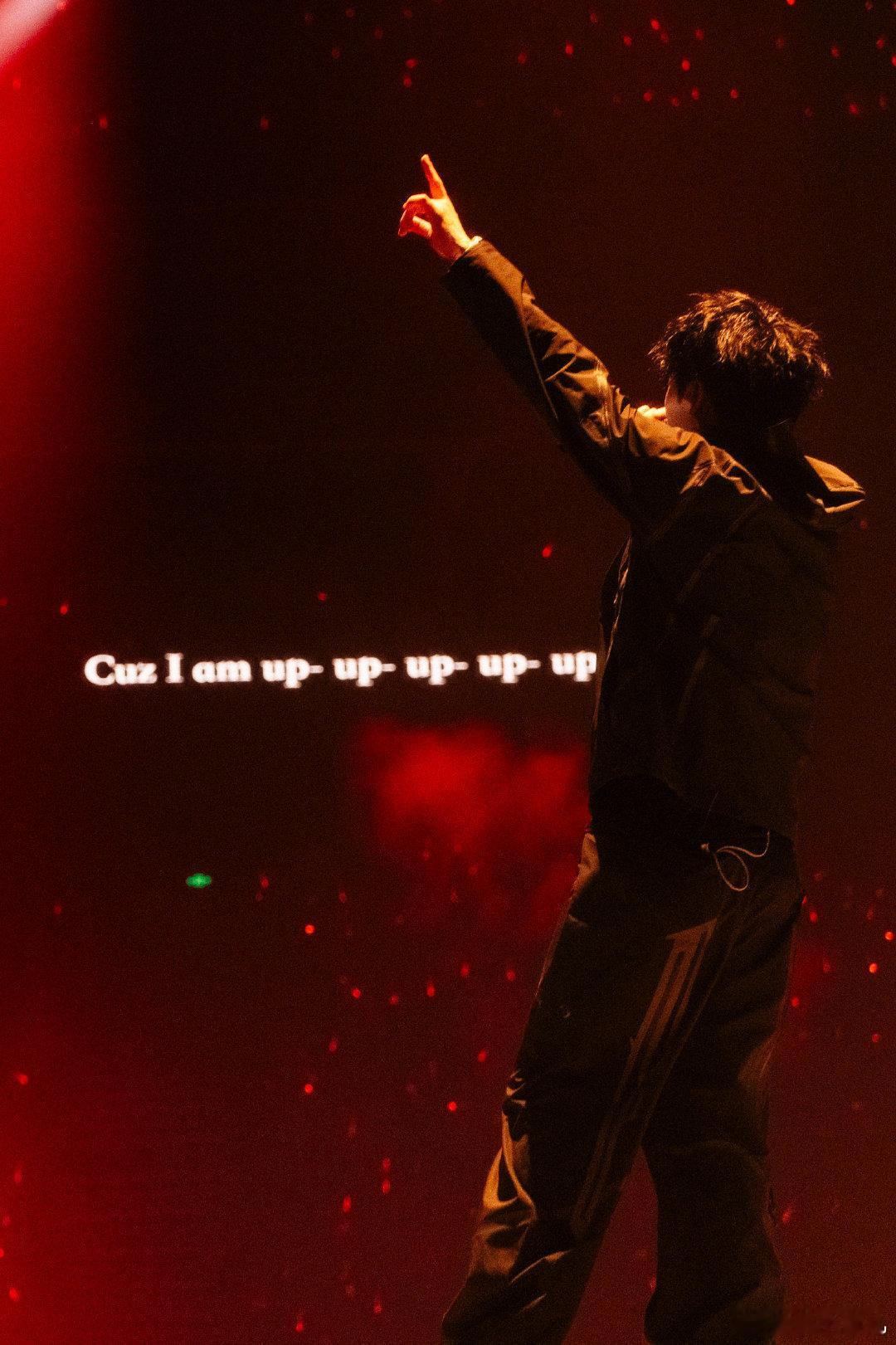 capper演唱会舞台像早高峰capper演唱会也太有氛围感了吧🎉，舞台热闹如