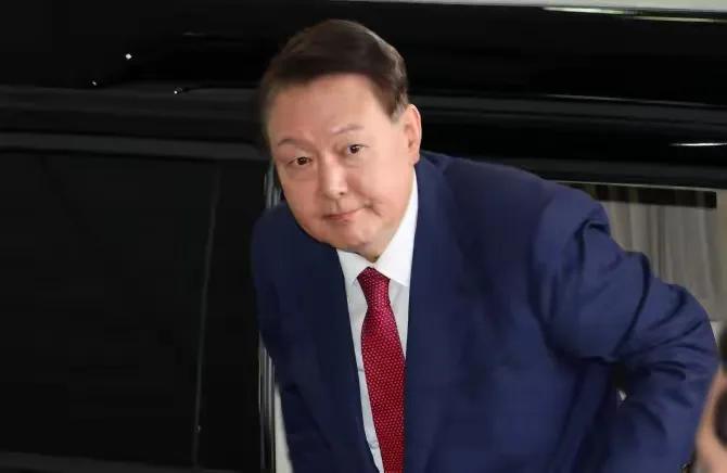 估计尹锡悦的家属可能会对一特检组的行动表示不满意。这时候，尹锡悦应特检组的传唤，