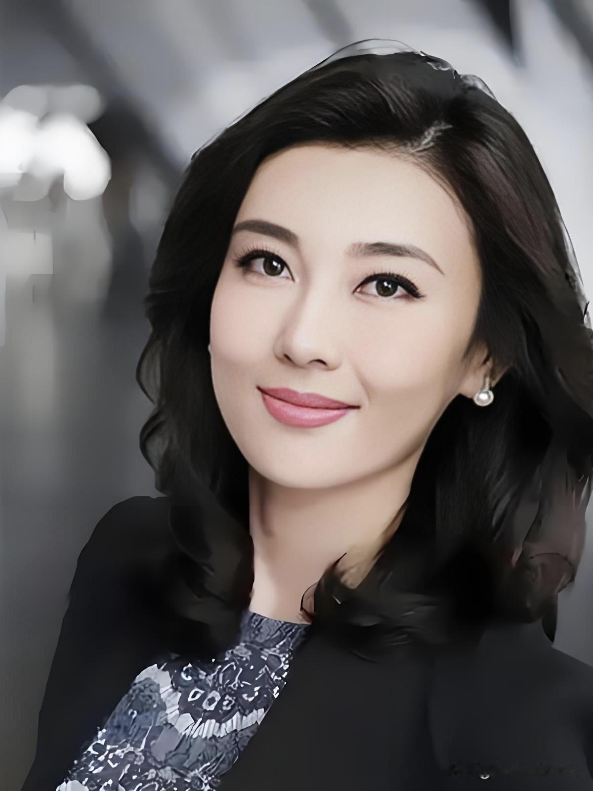 她立于央视荧屏前，身姿端方，眉眼间满是从容气度。语调柔而有力量，既担得起重大晚会