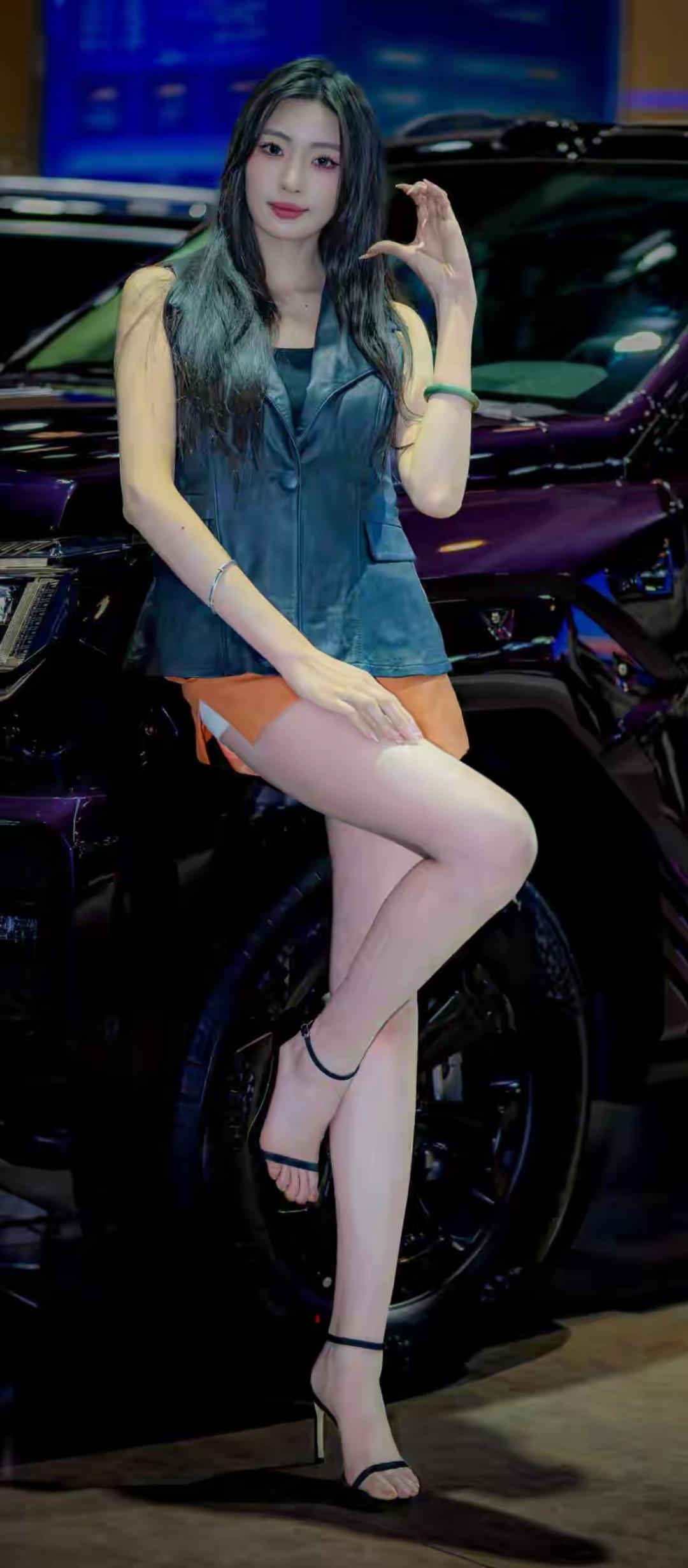 车旁美人倚，风姿动人情。