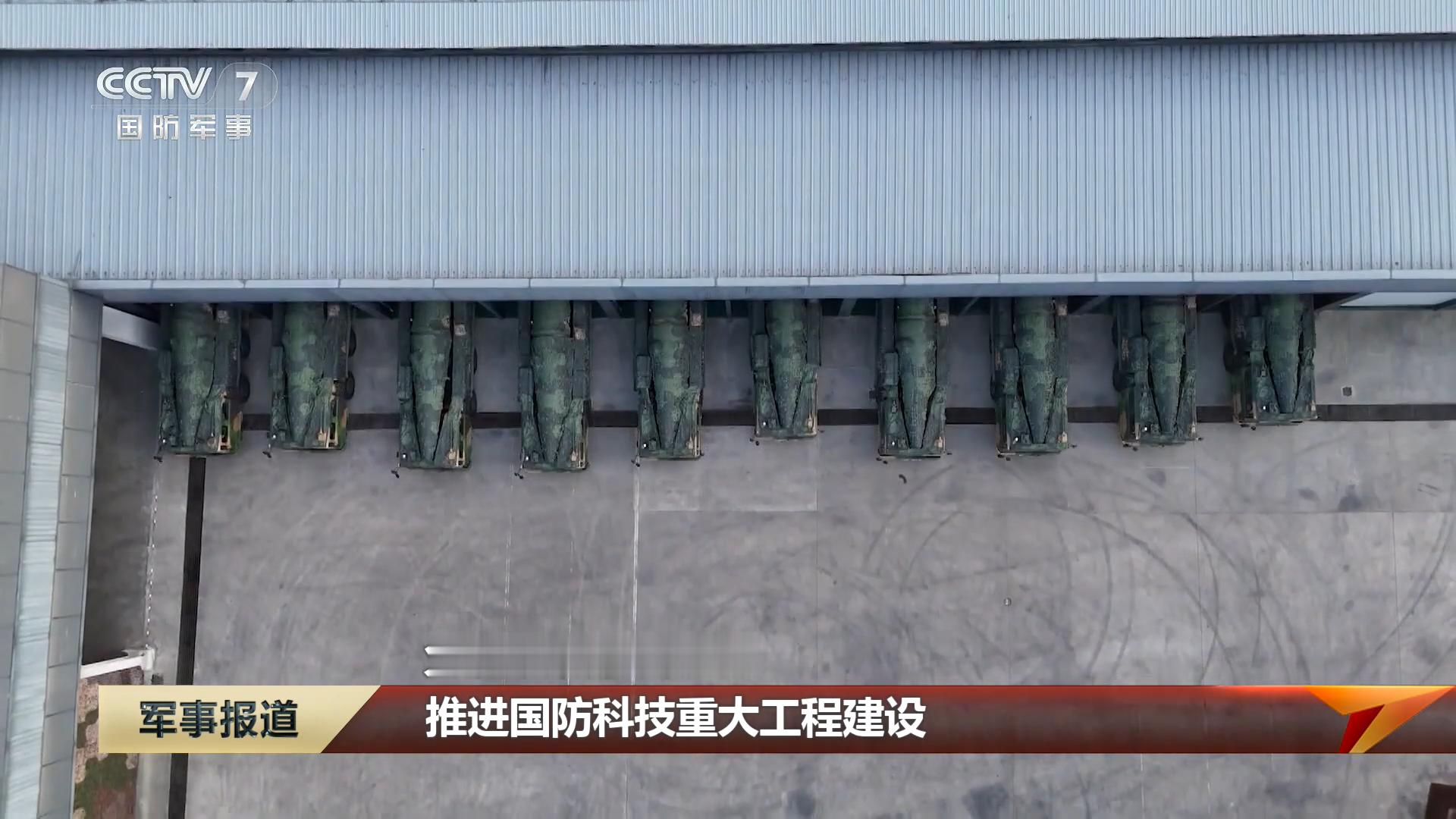 东风-26发射车驶出车库，10辆烽火问鼎计划东风快递 ​​​