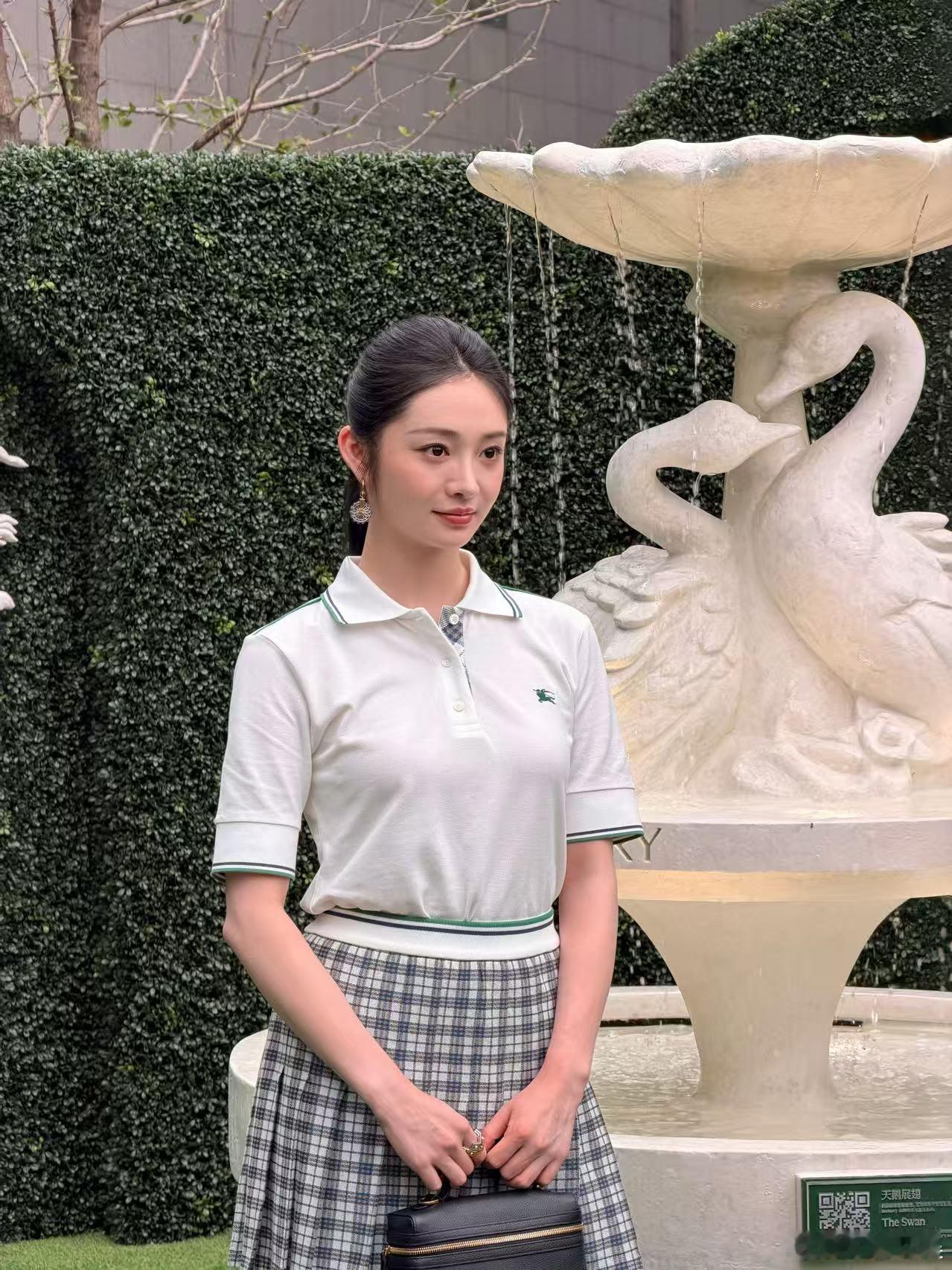 周洁琼高马尾英伦风周洁琼我那时尚的千金小姐中西气质融合，演绎出不一样的英伦千金形