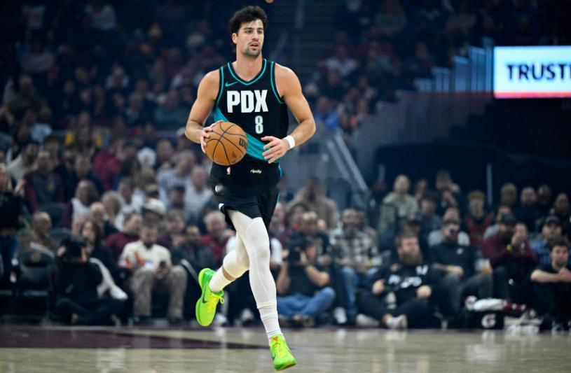 NBA常规赛继续进行，开拓者今天在主场对阵独行侠。首节比赛，开拓者拿到了42分，