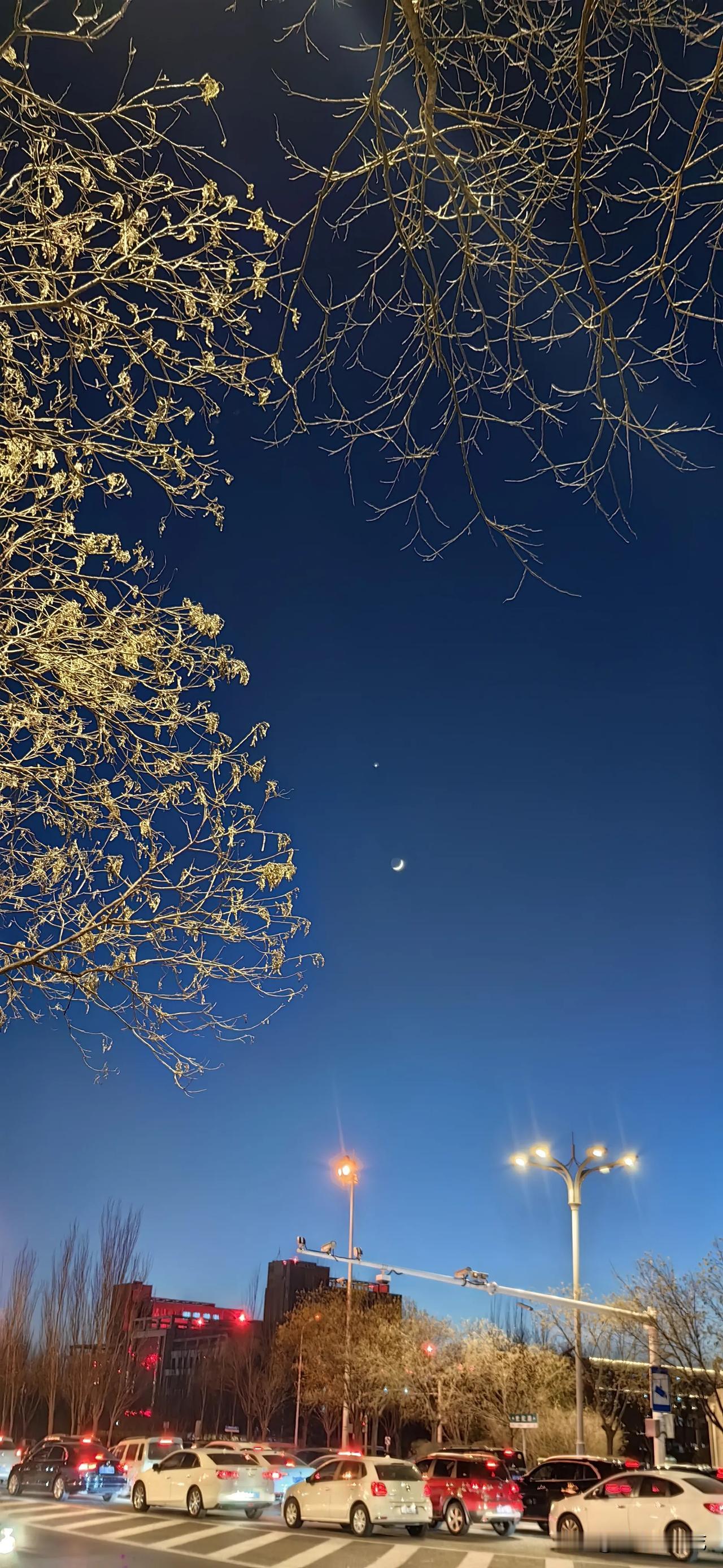 今晚六点明亮的弯月和星星，那星星是啥星那么大晒图笔记大赛
      今晚将近六