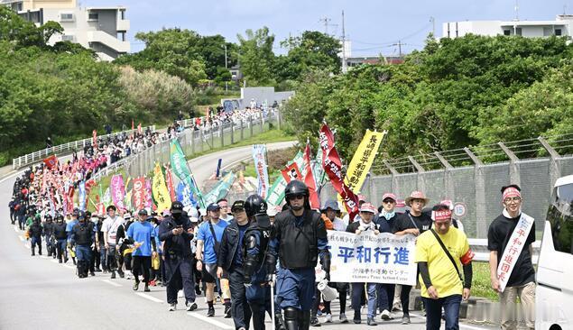约2000人昨天在冲绳（琉球）美军设施周边游行，要求减轻沉重的基地负担。参加者期