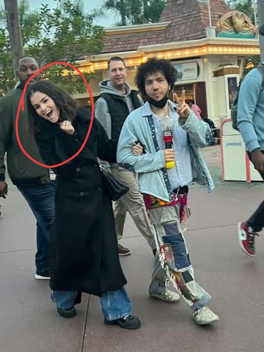 抛开奥斯卡赛琳娜和未婚夫去迪士尼乐园玩了
