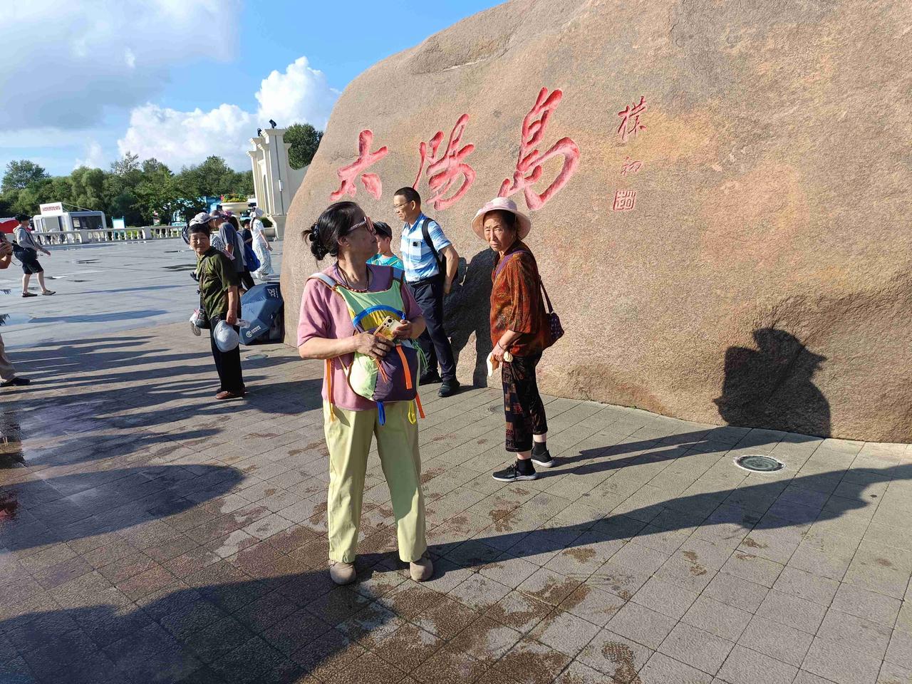 去游“太阳岛”！
旅游来到哈尔滨，太阳岛上必须要去打卡滴。“太阳岛”三个字刻在大