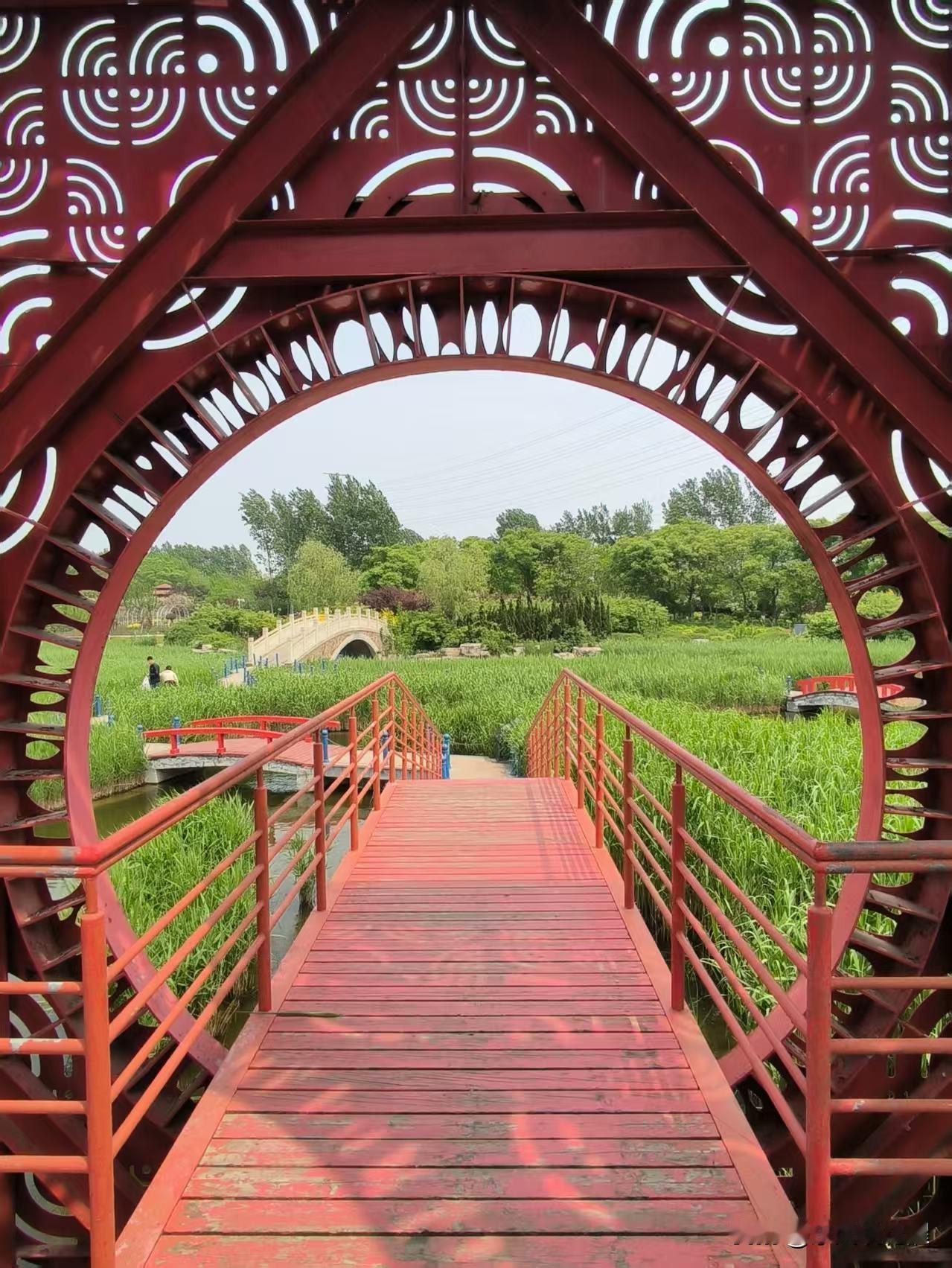 换个角度看风景，会给你带来视觉的享受。
临港生态湿地公园，湖上的这个产业立方观景