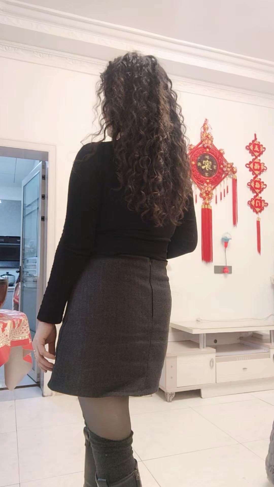 心血来潮去烫了个头发，耗时4个小时的烫染，不烫不死心，烫了还是挺满意的