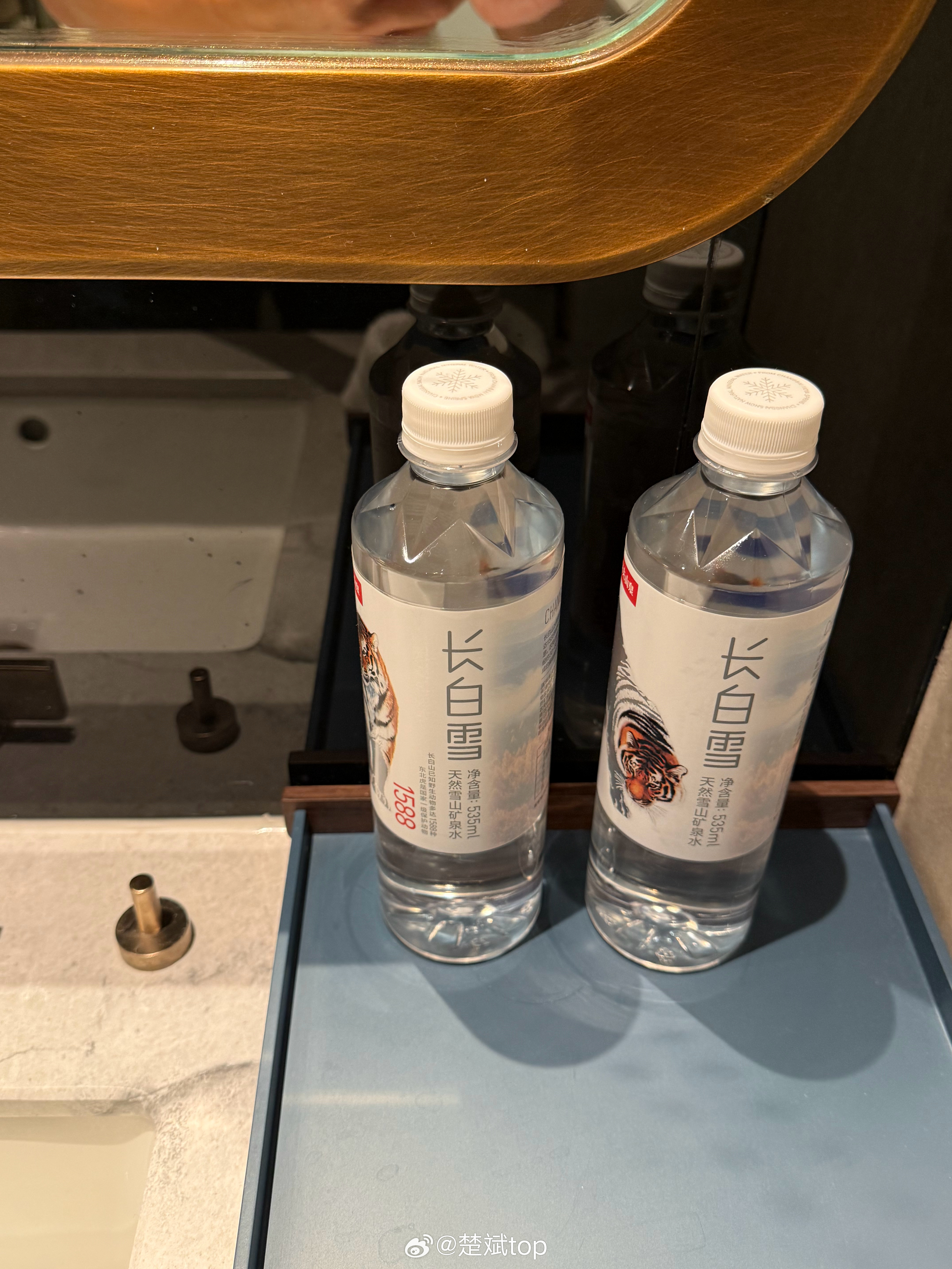 早上好，虽然人在新疆，但喝的是家乡长白山矿泉水！  ​​​