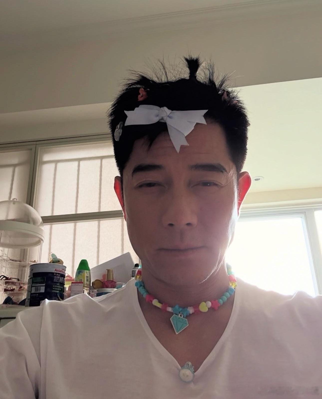 哈哈哈哈哈郭富城晒了一张自拍城城：“今天二宝帮爸爸做造型，完美[笑cry]” ​