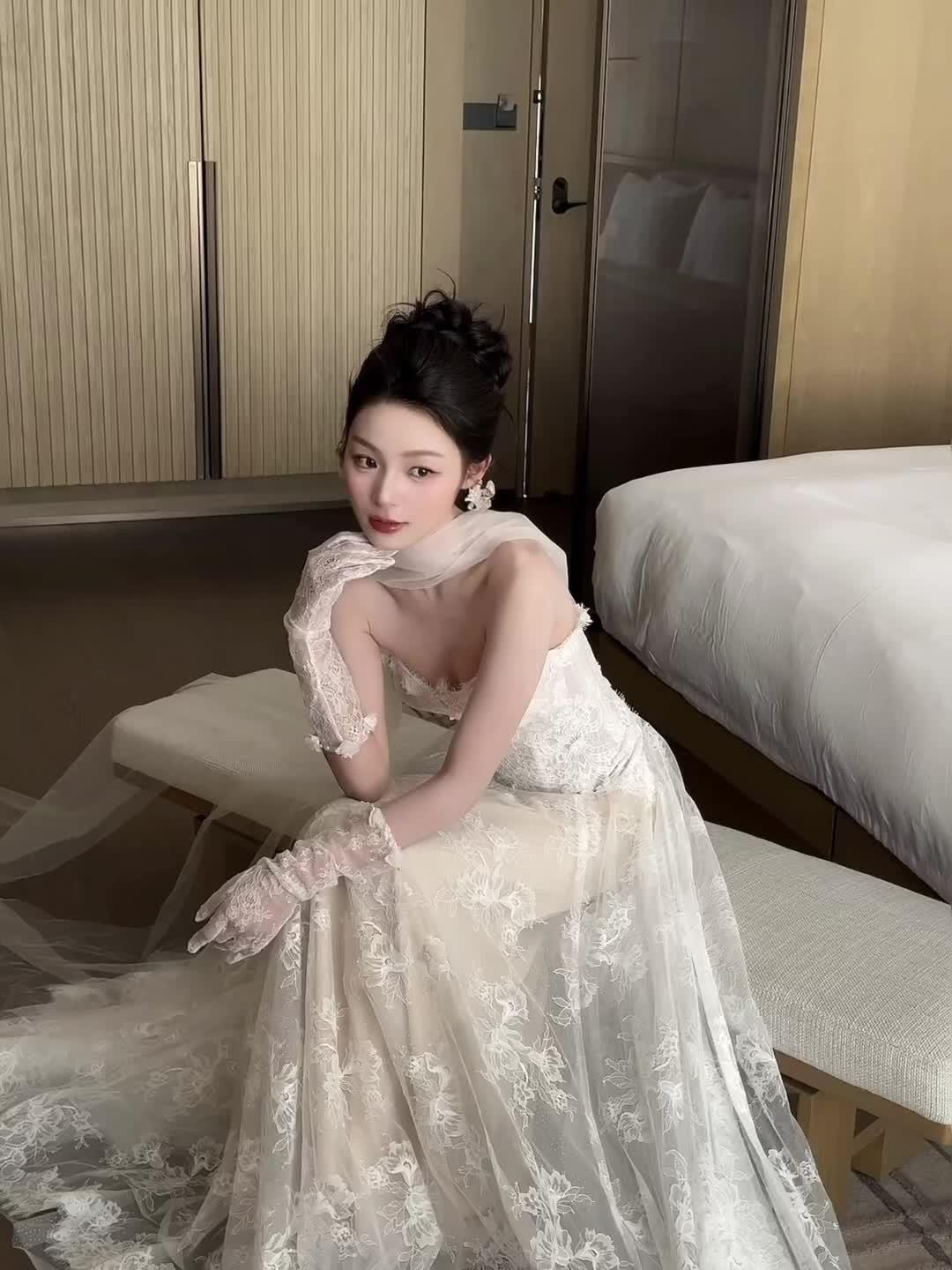 婚纱我已经为自己穿上过了 以后不会为了一条漂亮裙子陷入一段糟糕的亲密关系
