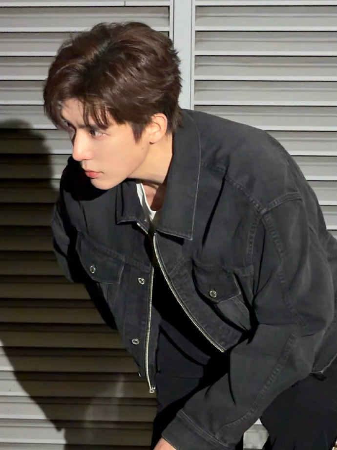 王安宇出发CELINE大秀 品牌大使王安宇启程奔赴巴黎，黑色夹克搭配宽松牛仔裤，