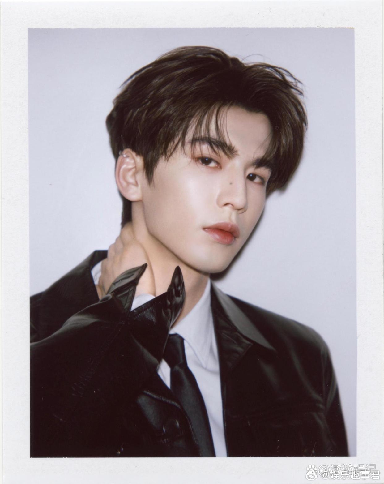 张凌赫摄影师 撕拉片不是P的张凌赫的摄影师回应张凌赫的撕拉片不是P的，“不能因为