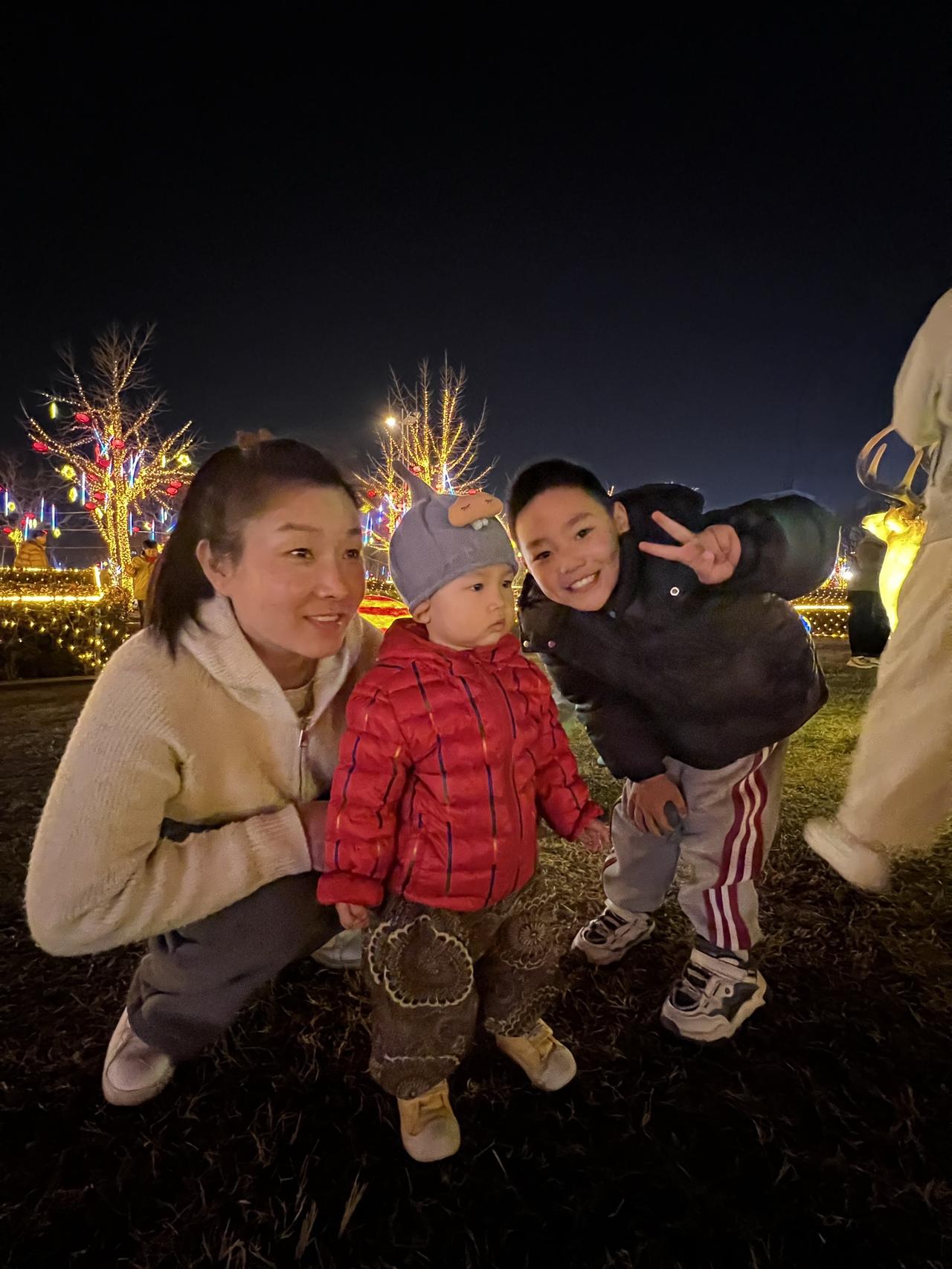 三口之家 家庭夜景 全家同框