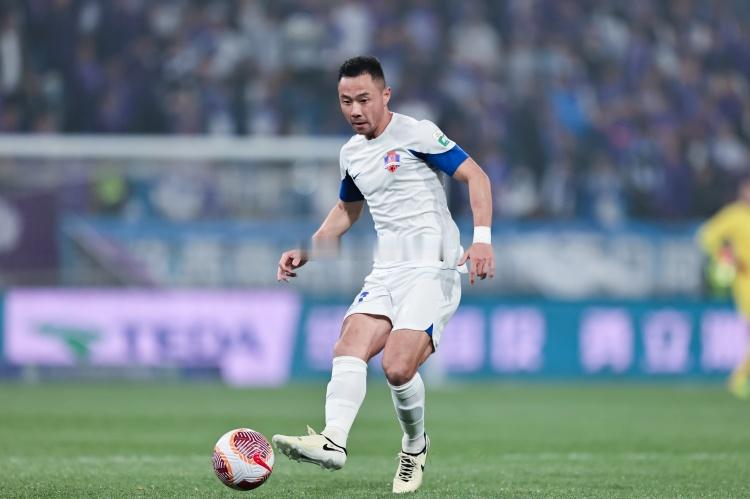 足球报：梅州客家青岛行带回7个失球 保级形势确实凶险最近两轮客场面对青岛两队的比