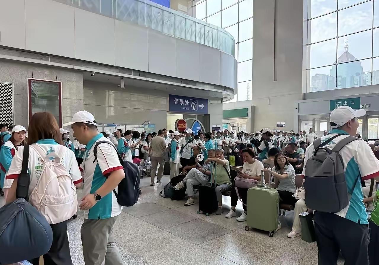 知道的是出门做慈善，不知道的还以为是中老年旅游团，做慈善不应该是好钢花在刀刃上吗